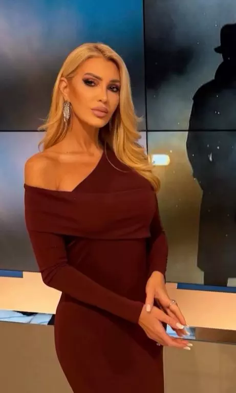 alina petre in rosu