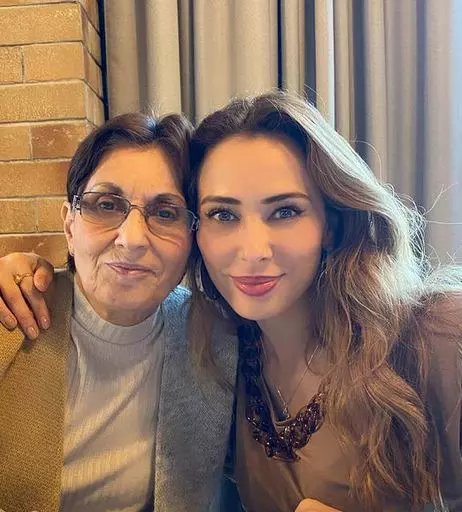 Iulia Vantur alaturi de mama