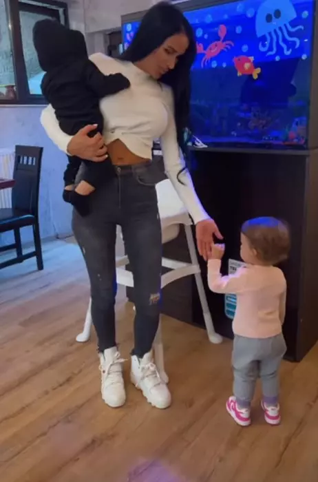 Daniela Crudu și copiii ei, Daiana și Dominic