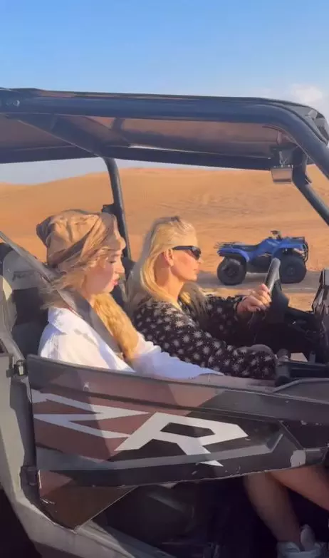 andreea banica in desert