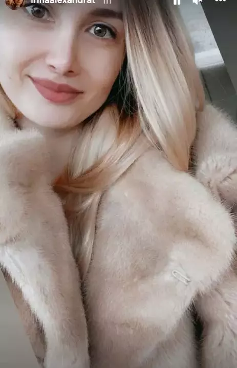 irina tanase selfie