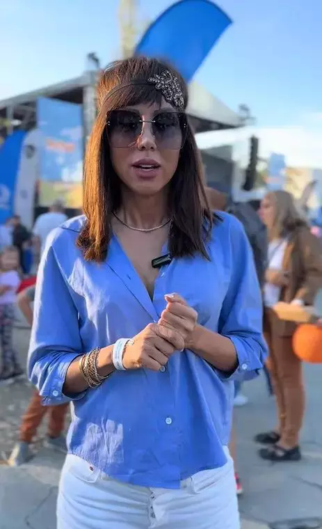 denise rifai in albastru