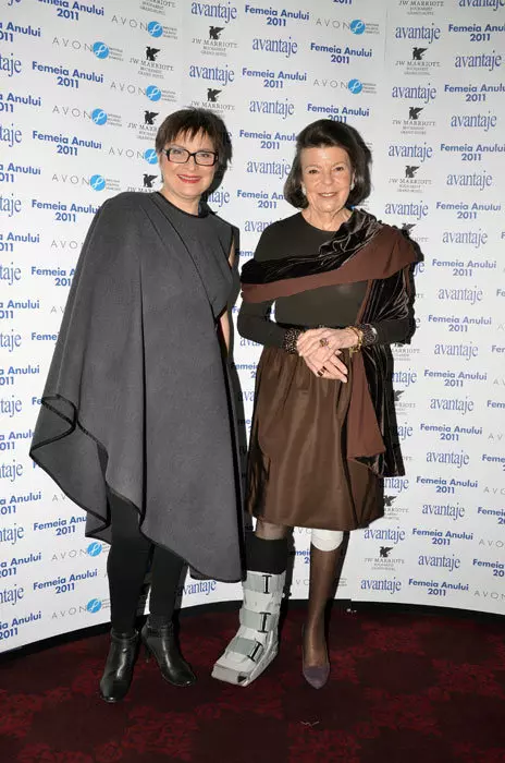 Fara doar si poate, cuplul serii: Cristina Stanciulescu, publisher Ringier Magazines, impreuna cu Printesa Maria Sturdza. Iarna aceasta se poarta fracturile. A Cristinei, ingenios mascata de o creatie Stephan Pelger.