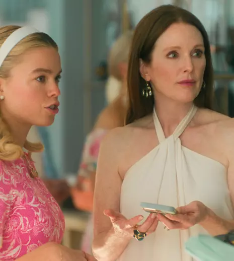 „Sirene” – O miniserie despre femei, putere și relații complexe, cu Julianne Moore și Milly Alcock, disponibilă din 22 mai pe Netflix