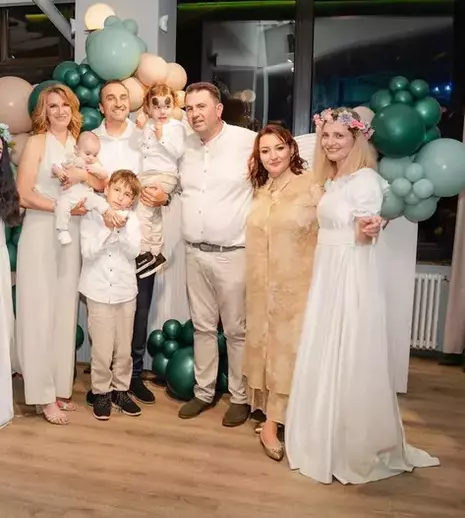 Ecaterina Ladin și-a botezat cel de-al treilea copil. Roman Cassian a avut șase perechi de nași, iar invitații au dansat până în zori