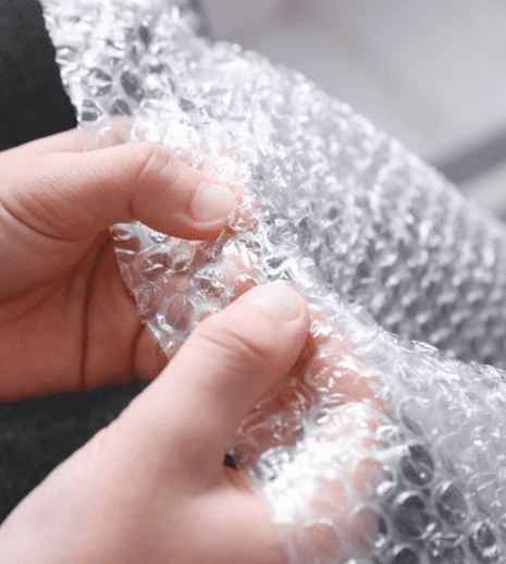 Folia cu bule gata cumpărată vs. cea creată cu mașina specială: Analiză din perspectiva costurilor și al eficienței