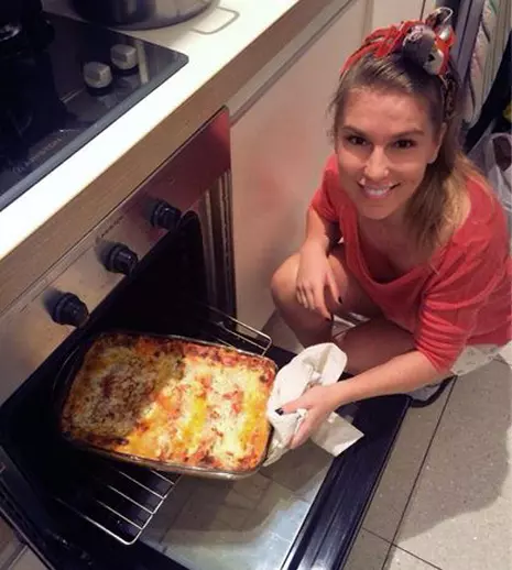 Corina petrece vacanţa de Paşte, acasă, la Satu Mare