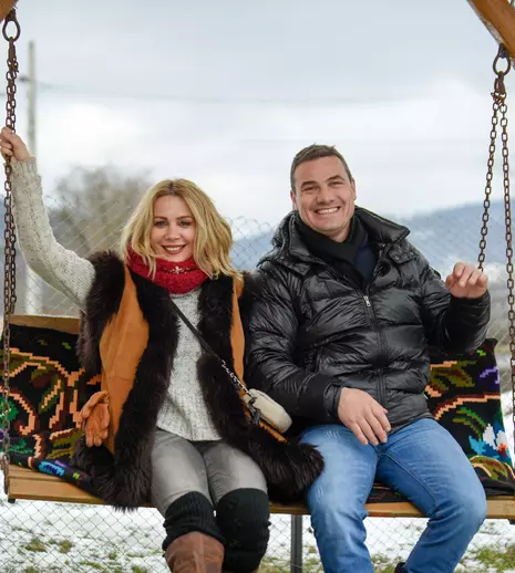 Mircea Radu, ajutat de Dana Săvuică și Ionuț Iftimoaie să găsească cele mai mândre fete pentru show-ul „Ie, Românie”