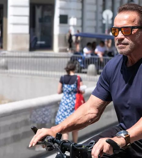 La plimbare, cu tancul! Arnold Schwarzenegger are propriul vehicul blindat