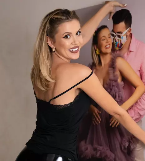 Tipsuri de beauty de la Emily Burghelea. „Vara pentru mine înseamnă castraveți reci pe pleoape dimineața”