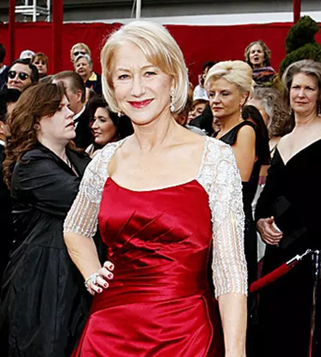 Helen Mirren se tunde singură