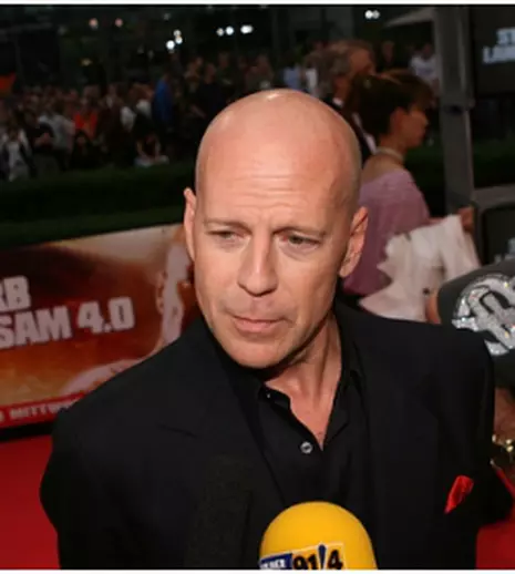 Bruce Willis colecţionează vase de ceramică