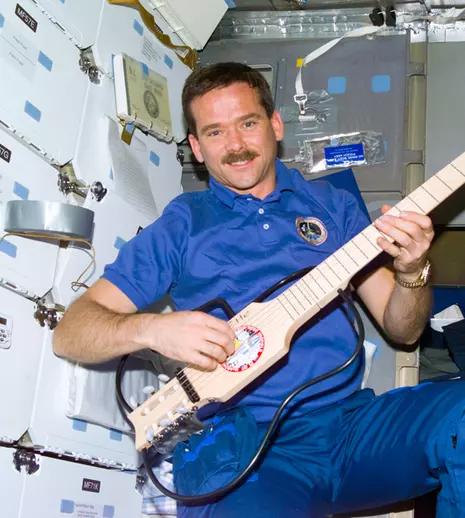 Un astronaut a făcut un cover după David Bowie. În spaţiu!