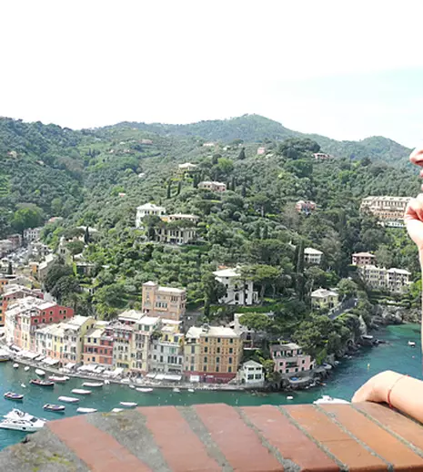 Amalia Enache ia lumea la picior