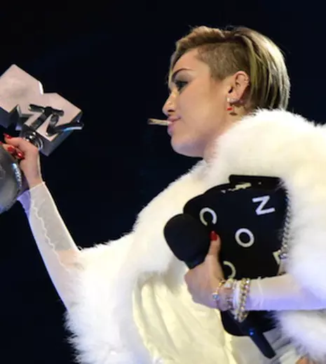 Miley Cyrus continuă seria momentelor controversate: Ce gest a făcut pe scenă la MTV EMA 2013