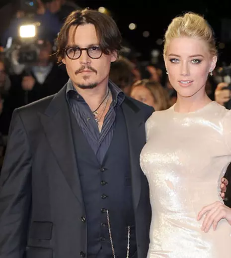 Johnny Depp nu vrea să o sperie pe Amber Heard cu un contract prenupţial