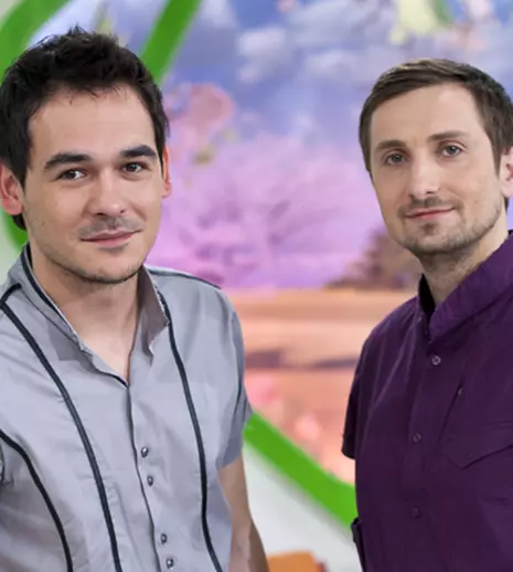 Răzvan şi Dani: unul în carantină, altul sub soarele Africii în vacanţă