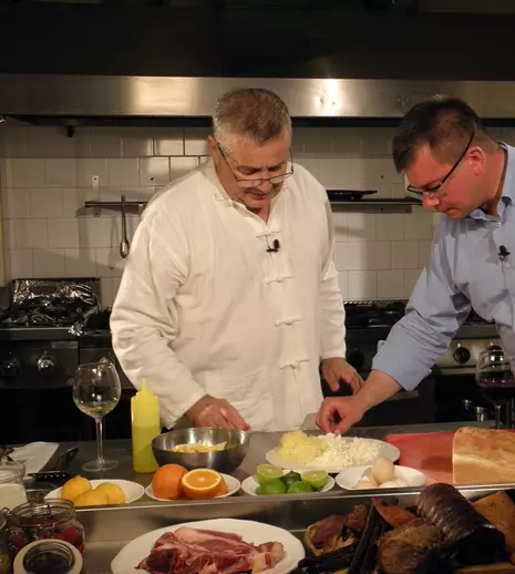 Mircea Dinescu găteşte vită românească pentru Mihai Răzvan Ungureanu