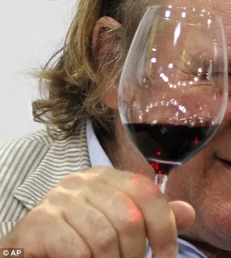 Gerard Depardieu e campion la băut