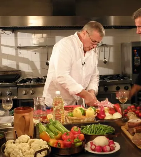 Dan Bittman degustă un iepure împănat, la „Politică şi delicateţuri”