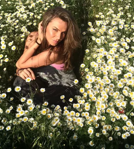 Anna Lesko lansează un nou videoclip, “Down Down”