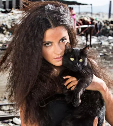 Maite Perroni, „regina gunoierilor” | Cum a fost la filmările „Singură pe lume”