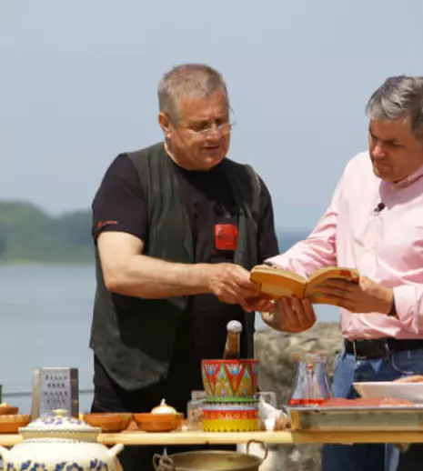 Mezeluri ca la carte pentru Mircea Radu, la „Politică şi delicateţuri”