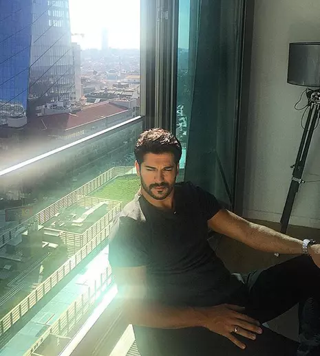 Aviz amatoarelor! Burak Özçivit (Bali din „Suleyman Magnificul”) se întoarce la TV