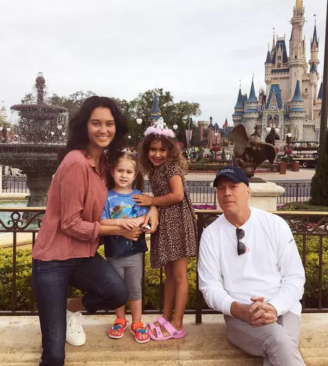 Bruce Willis s-a relaxat la Disney, cu fiicele și soția