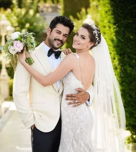 FOTO. Burak Özçivit şi Fahriye Evcen au plecat în luna de miere. Unde se relaxează actorul din „Dragoste infinită”