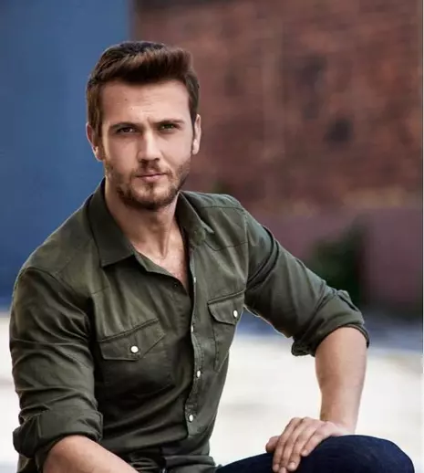 Aras Bulut Iynemli s-a întors pe micile ecrane din Turcia, iar în curând vine şi la noi