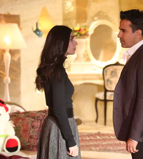 Un nou serial turcesc începe azi la Kanal D. Află toate detaliile despre “Dragoste și ură”, cu Emrah Erdogan și Burcu Kıratlı 