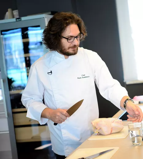 Chef Florin Dumitrescu i-a dezvăluit secretele gastronomiei câștigătorului aplicației „Chefi la cuțite”