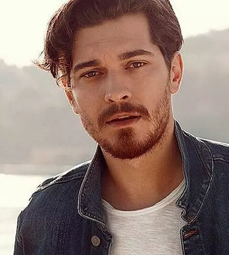 FOTO. Çagatay Ulusoy se bucură de vacanță până să înceapă filmările la sezonul 2 din „The Protector”