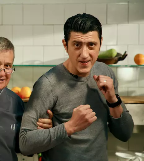 GALERIE FOTO. Duminică, 2 decembrie, la „Politică şi delicateţuri”, Giani vine în bucătăria lui Dinescu