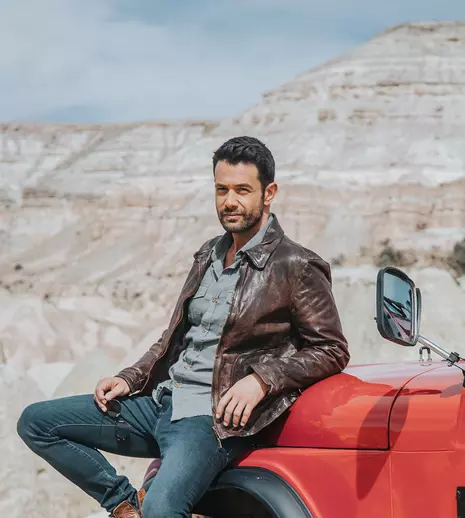 Keremcem, îndrăgitul actor turc, revine în casele românilor, de astăzi, în serialul „Dragoste și ură”