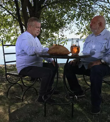 „Politică și delicatețuri”. Mircea Dinescu îl are invitat special pe actorul Valentin Teodosiu