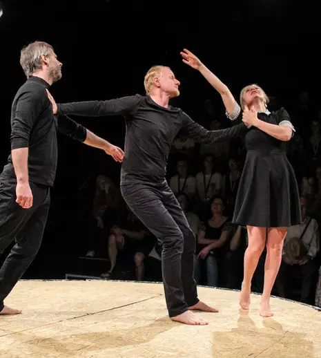 unteatru difuzează gratuit pe 1 mai spectacolul ,,Hamlet’’ și concertul ,,9 piese remixate’’, de Alex Ștefănescu