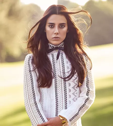 Cansu Dere va juca într-un nou serial, ecranizare după „Dr. Foster”