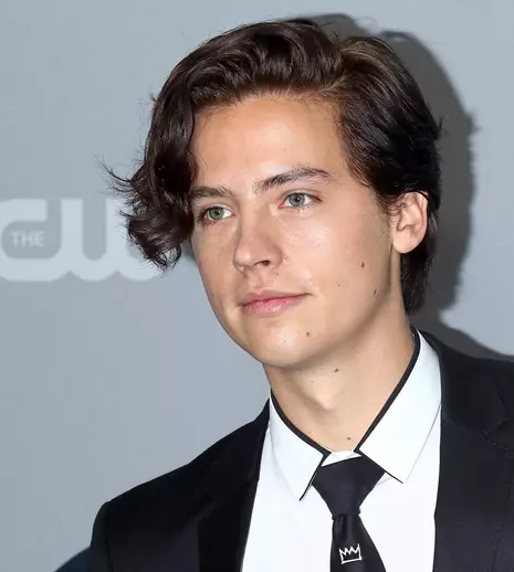 Cole Sprouse, din serialul „Riverdale”, iubește din nou. Cine este noua sa parteneră