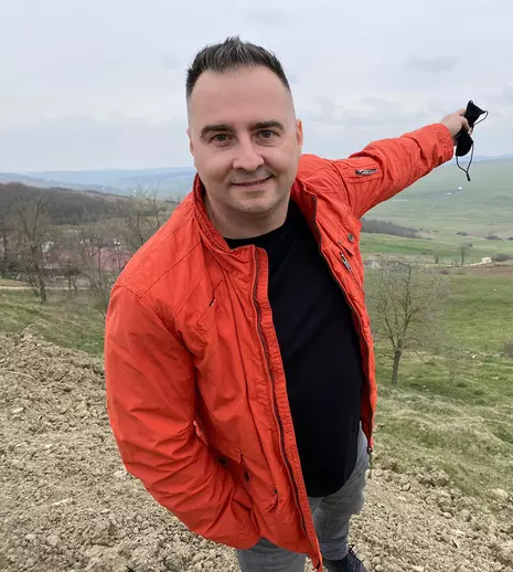 Rareș Năstase prezintă o nouă campanie la Știrile Pro TV și „România, te iubesc!”: Pierduți în teleșcoală