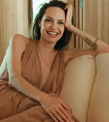 Actrița Angelina Jolie are tatuaj nou. Ce și-a tatuat ea pe braț