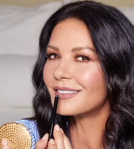Catherine Zeta-Jones vine în România. Actrița va fi Morticia Addams în serialul Netflix „Wednesday”