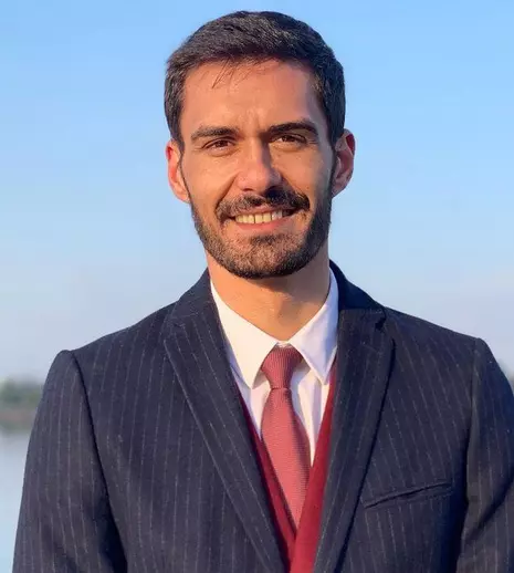 Primele imagini cu George Burcea din serialul Netflix „Wednesday”. Cum arată actorul în rolul valetului Lurch