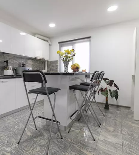 Care sunt avantajele și dezavantajele plăcilor de granit în amenajări?