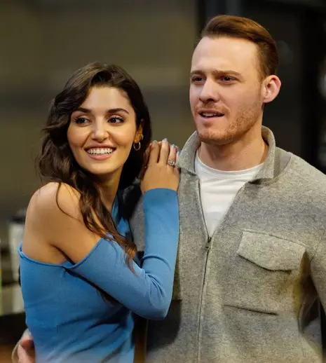 Hande Erçel și Kerem Bürsin, actorii din „Dragostea plutește în aer”, s-au despărțit. Care este motivul