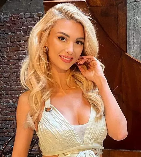 Andreea Bălan ar avea un nou iubit. Detaliul care a dat-o de gol