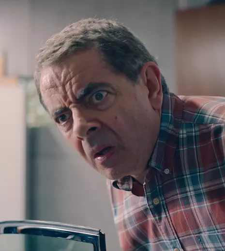 Review „Om vs albină”, serial de comedie Netflix. Simfonia unui dezastru casnic