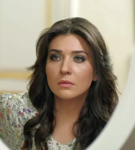 Cine este Deniz Bolışık, actrița care joacă rolul principal, Nefise, în serialul „Aripi frânte”