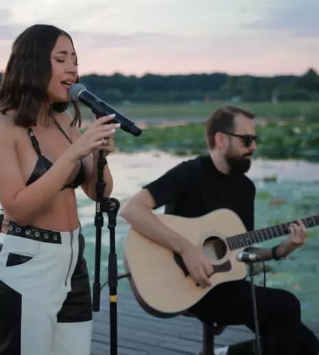 Nicole Cherry, apariție senzuală printre TikTok-eri. Cântăreața a fost invitată în Buzz House